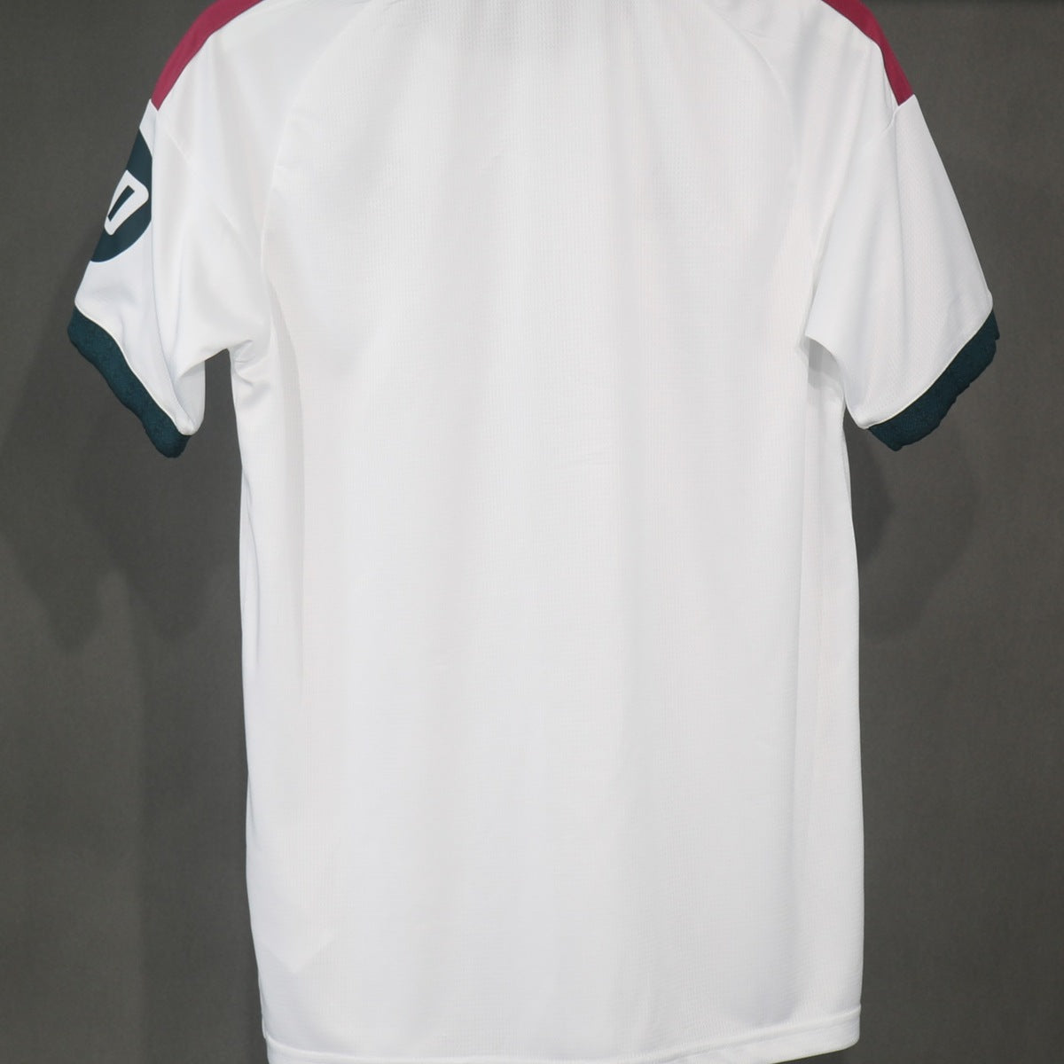 Real Madrid 26 – 27 Jersey Local Authentic Aficionado – Dorsal Incluido