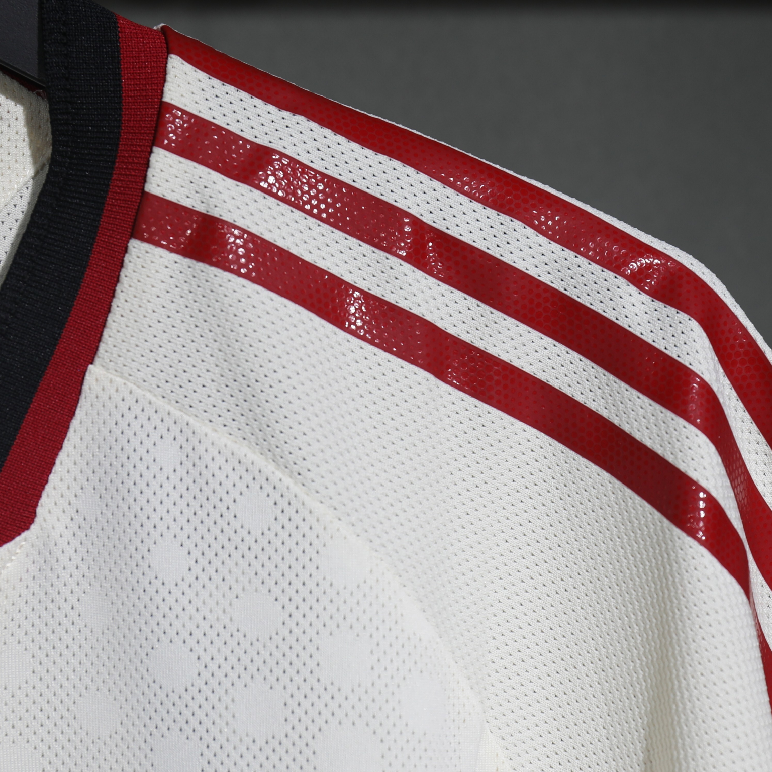 Liverpool 2025/26 – Jersey Visitante Authentic / Dorsal Incluido