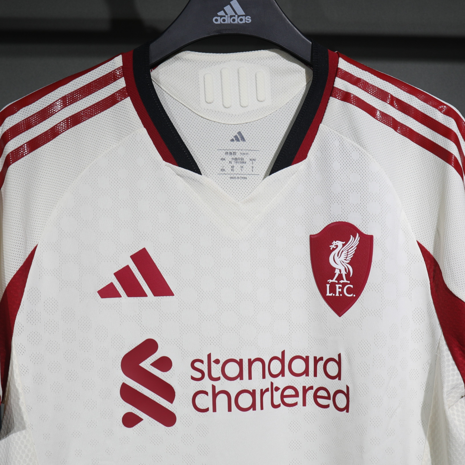Liverpool 2025/26 – Jersey Visitante Authentic / Dorsal Incluido