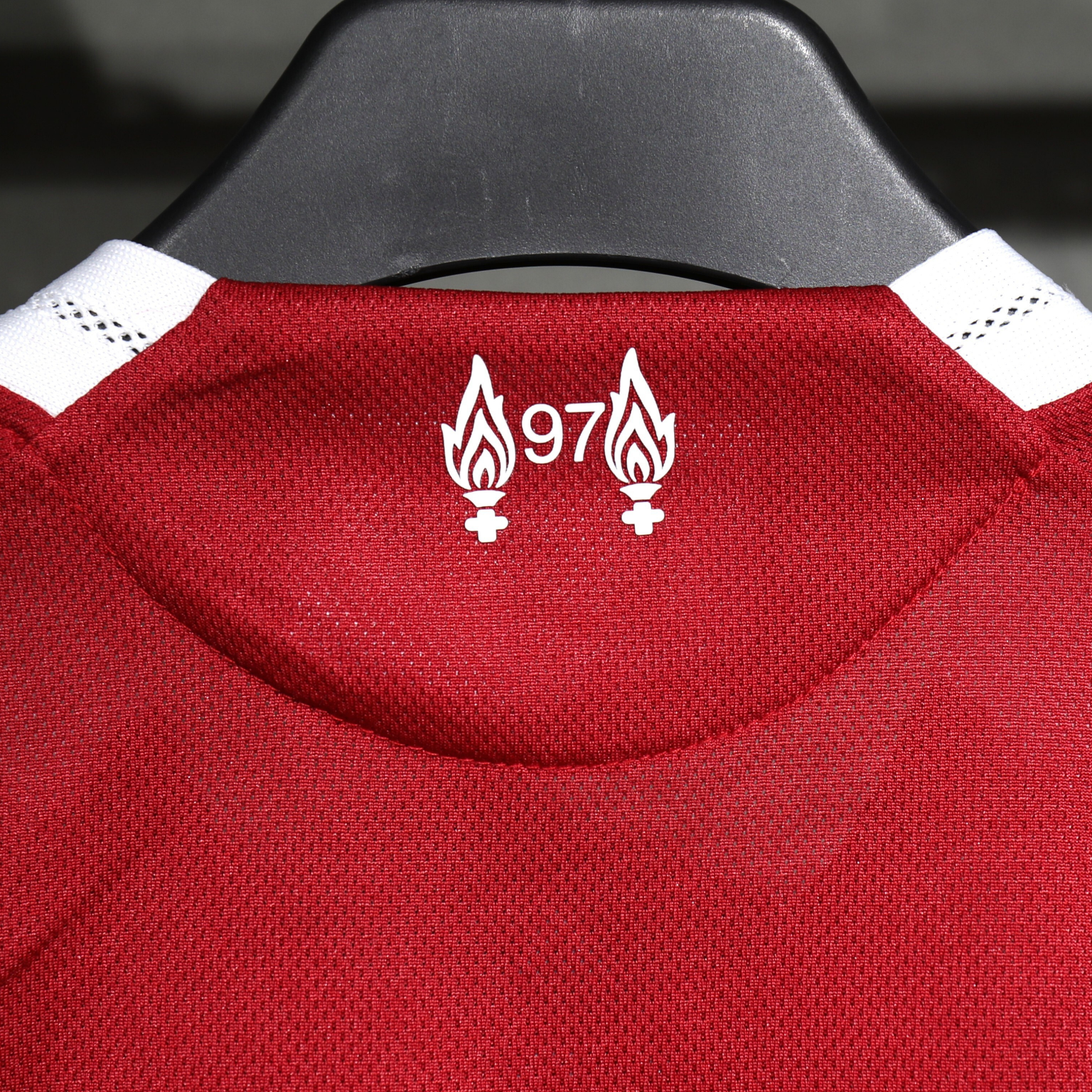 Liverpool 2025/26 – Jersey Local Authentic / Dorsal Incluido