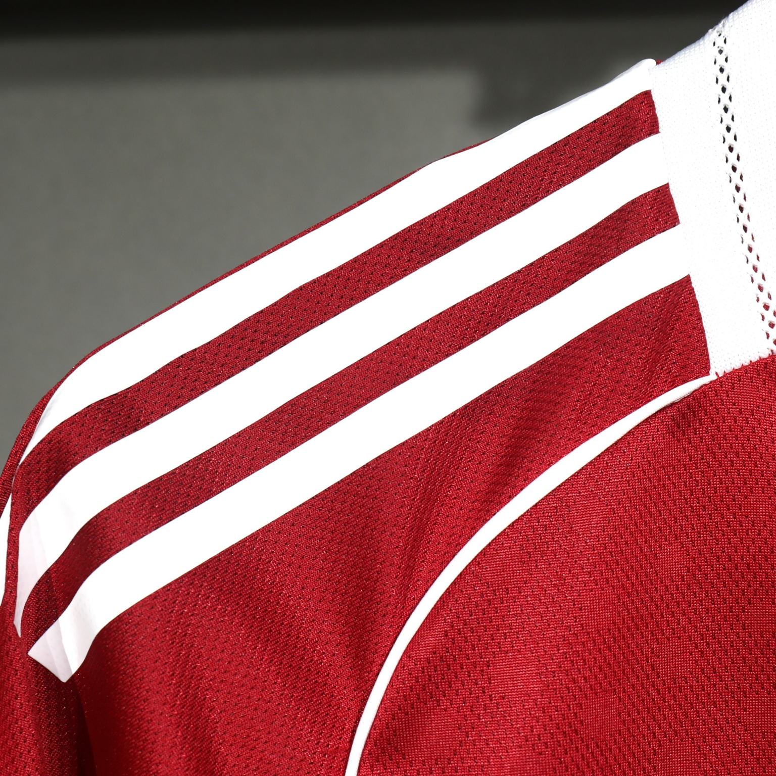 Liverpool 2025/26 – Jersey Local Authentic / Dorsal Incluido