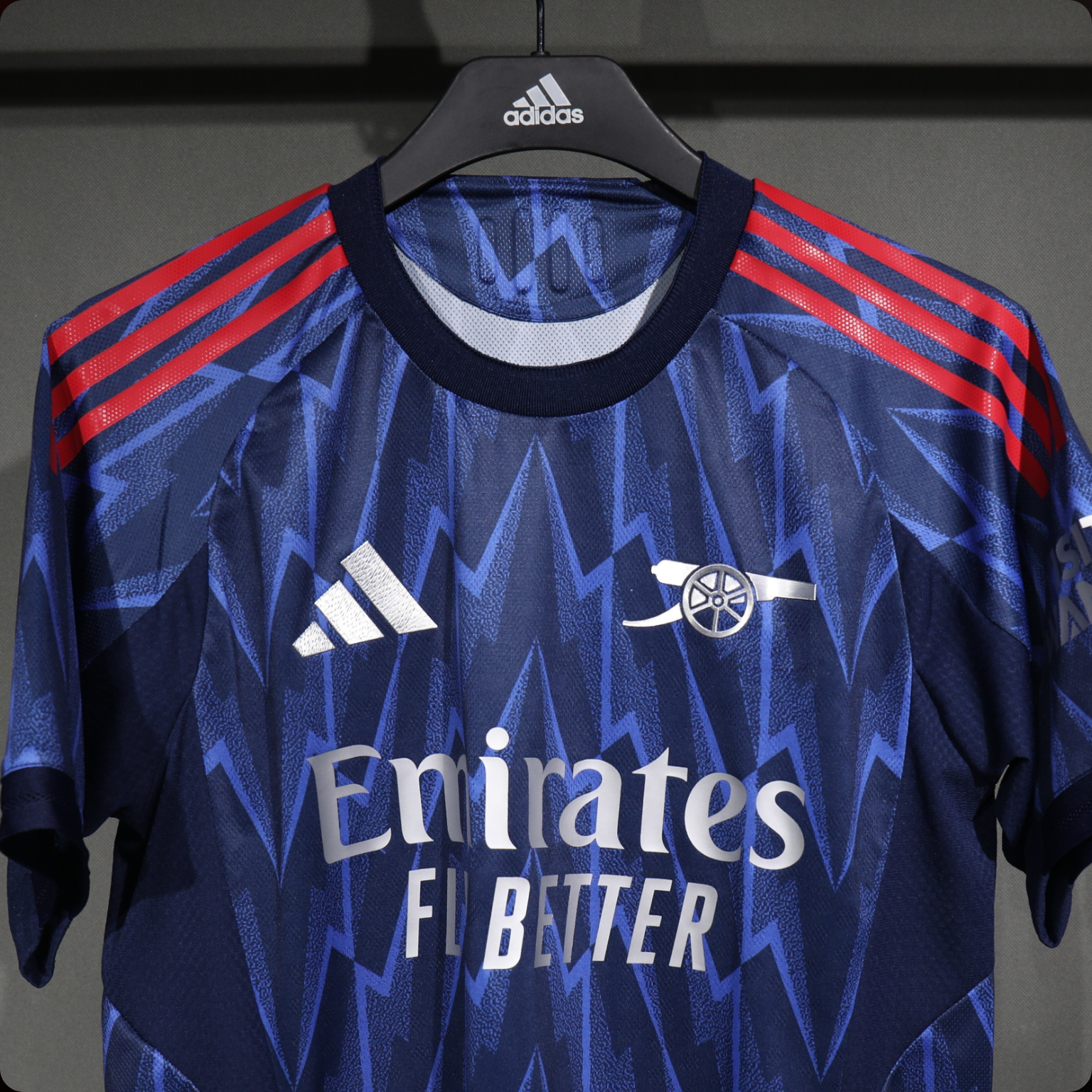 Arsenal 2025/26 – Jersey Visitante Authentic / Dorsal Incluido