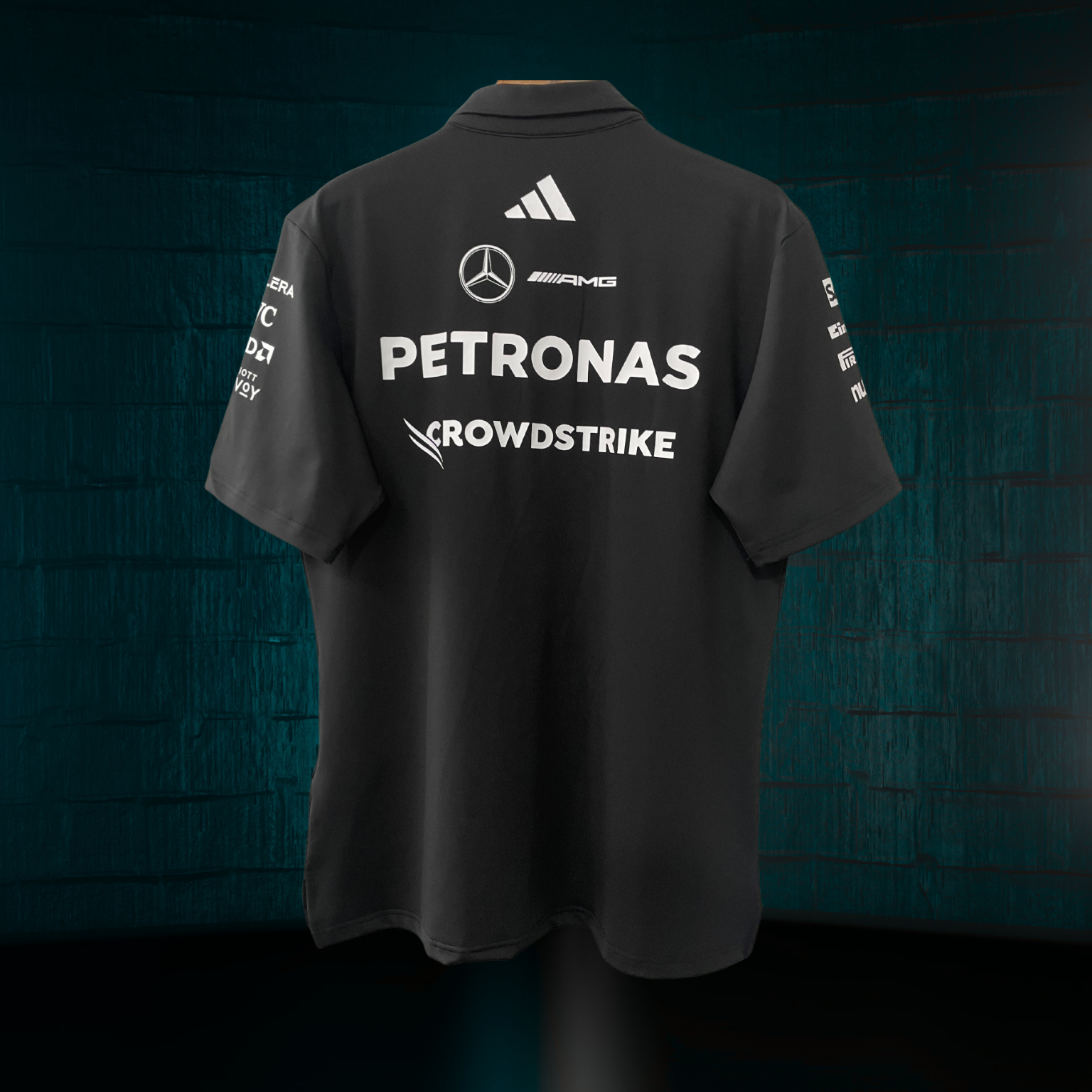 Polo negro oficial del Equipo de Mercedes-AMG Petronas 2025