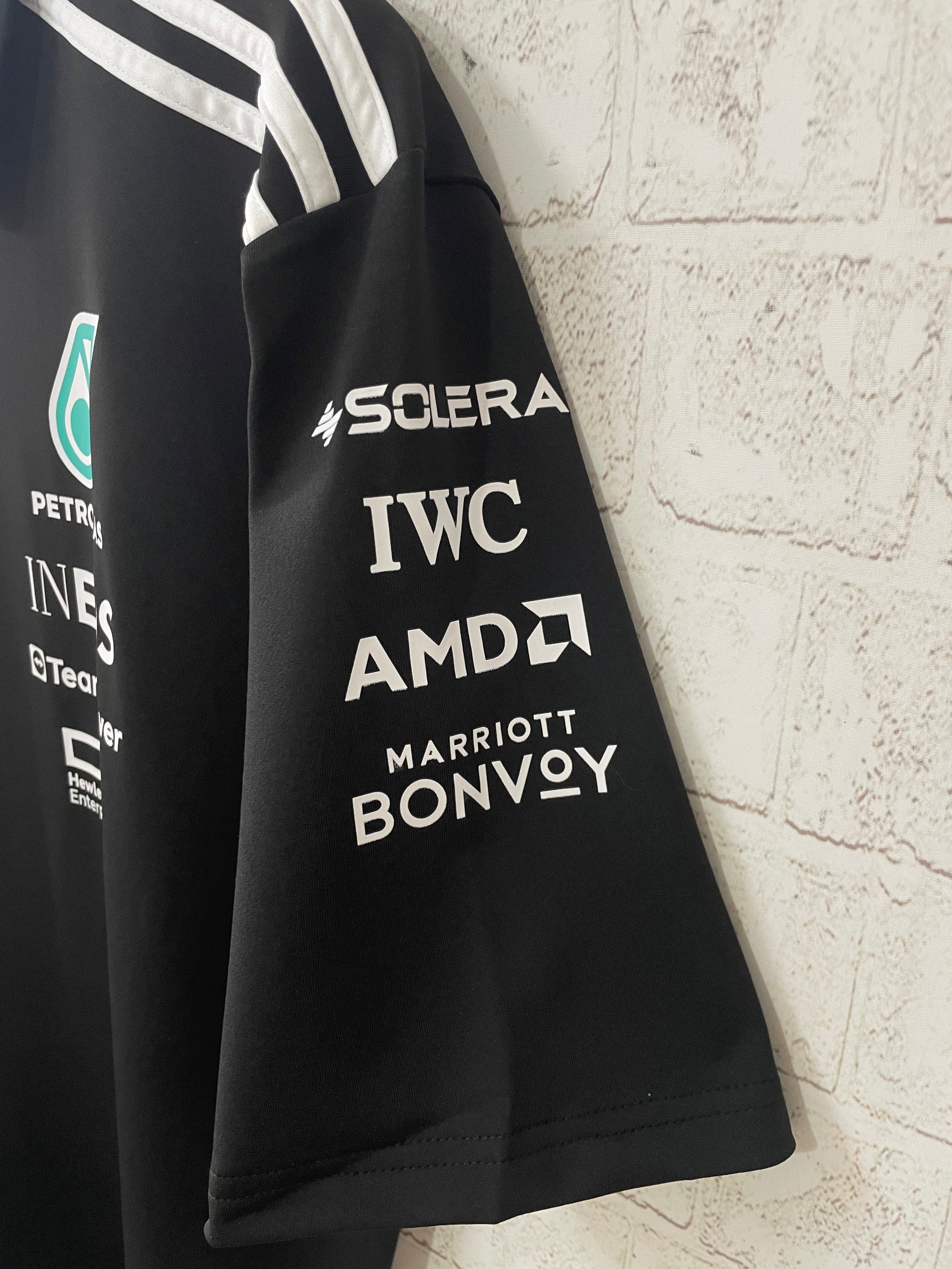Polo negro oficial del Equipo de Mercedes-AMG Petronas 2025