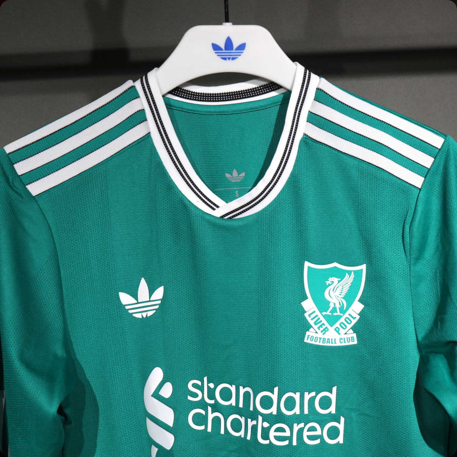 Liverpool 2025/26 – Jersey Tercero Manga Larga Authentic / Dorsal Incluido