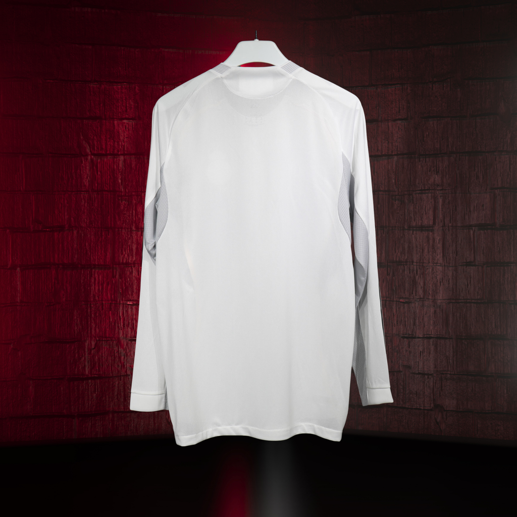 Real Madrid 2025/26 – Jersey Local Authentic de Manga Larga / Dorsal Incluido