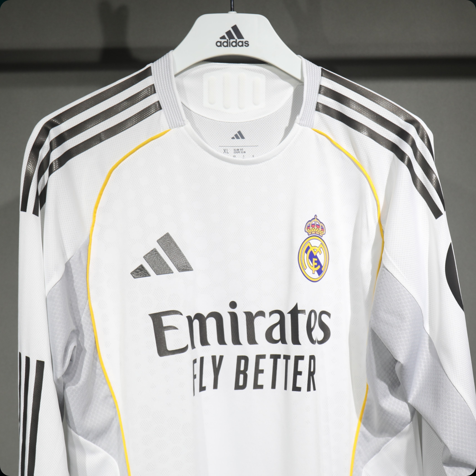Real Madrid 2025/26 – Jersey Local Authentic de Manga Larga / Dorsal Incluido