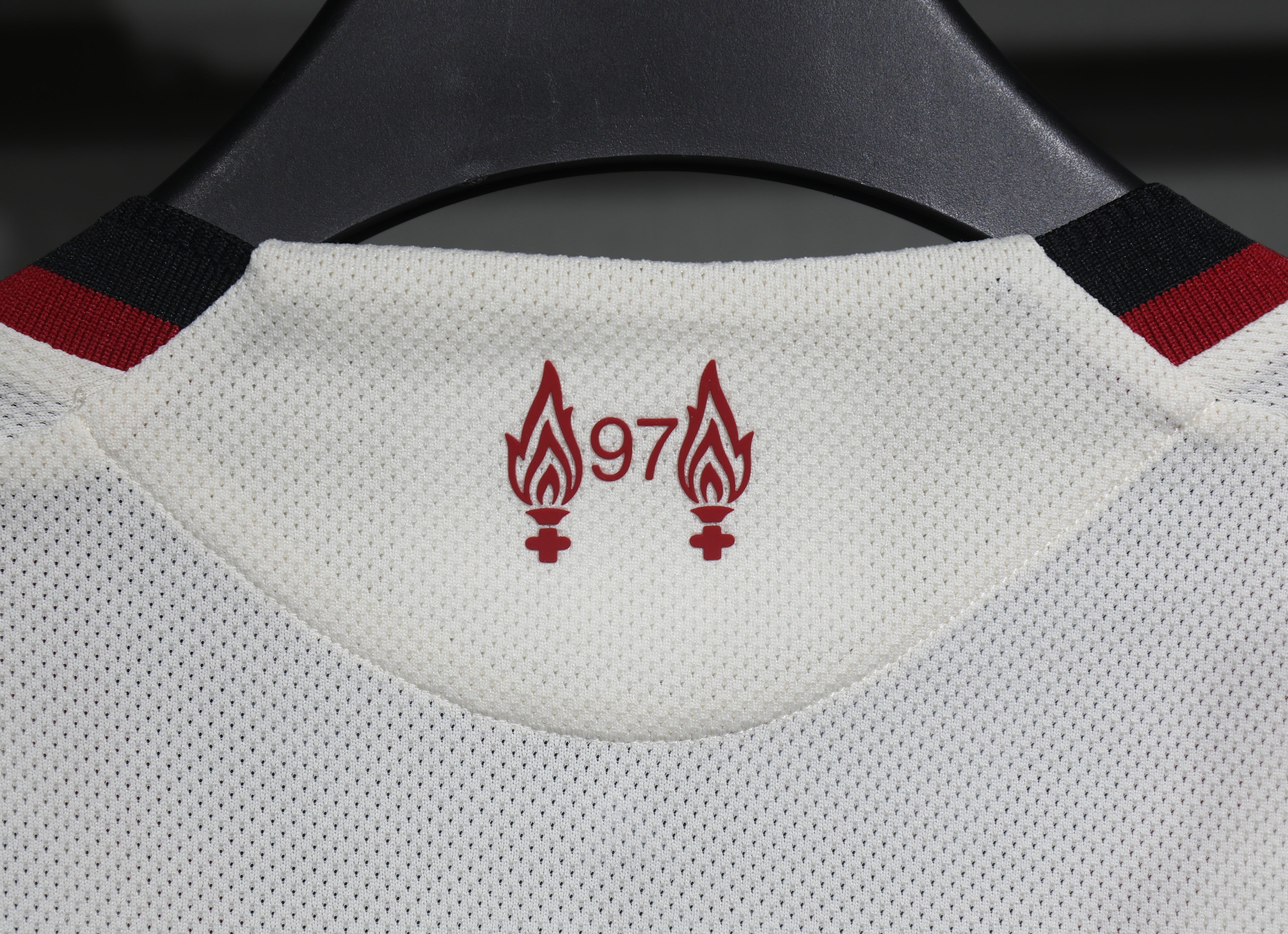 Liverpool 2025/26 – Jersey Visitante Authentic / Dorsal Incluido