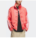 Chaqueta adidas Tang satén monograma Trefoil color rojo coral corte oversized unisex