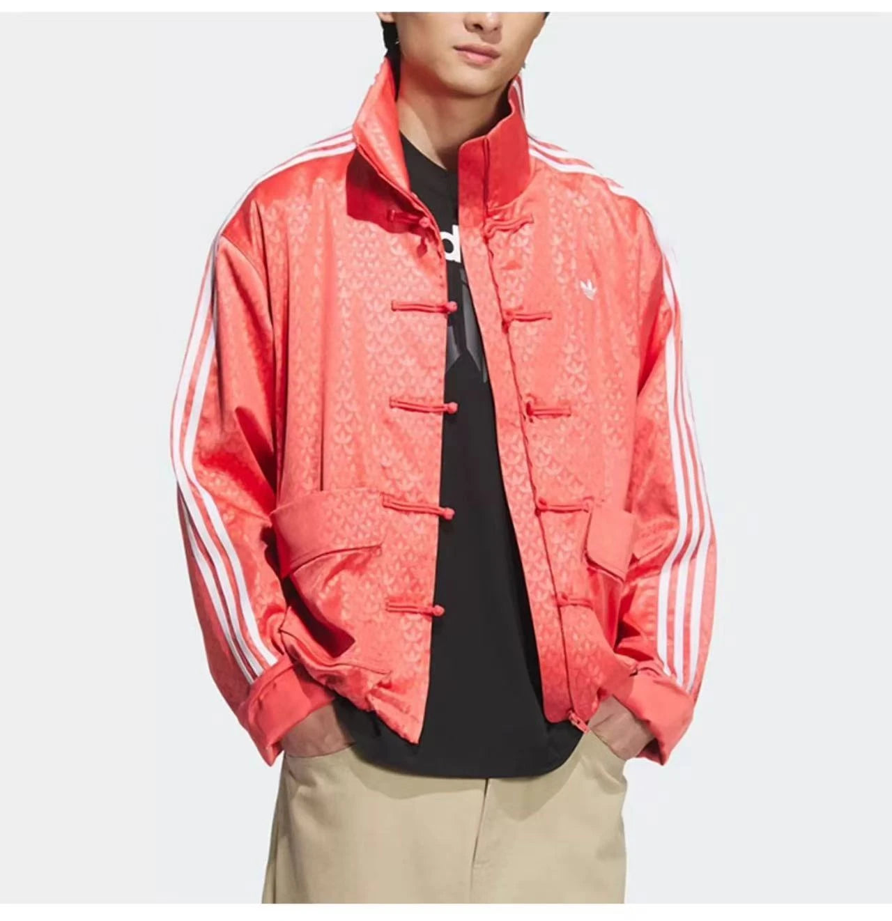 Chaqueta adidas Tang satén monograma Trefoil color rojo coral corte oversized unisex