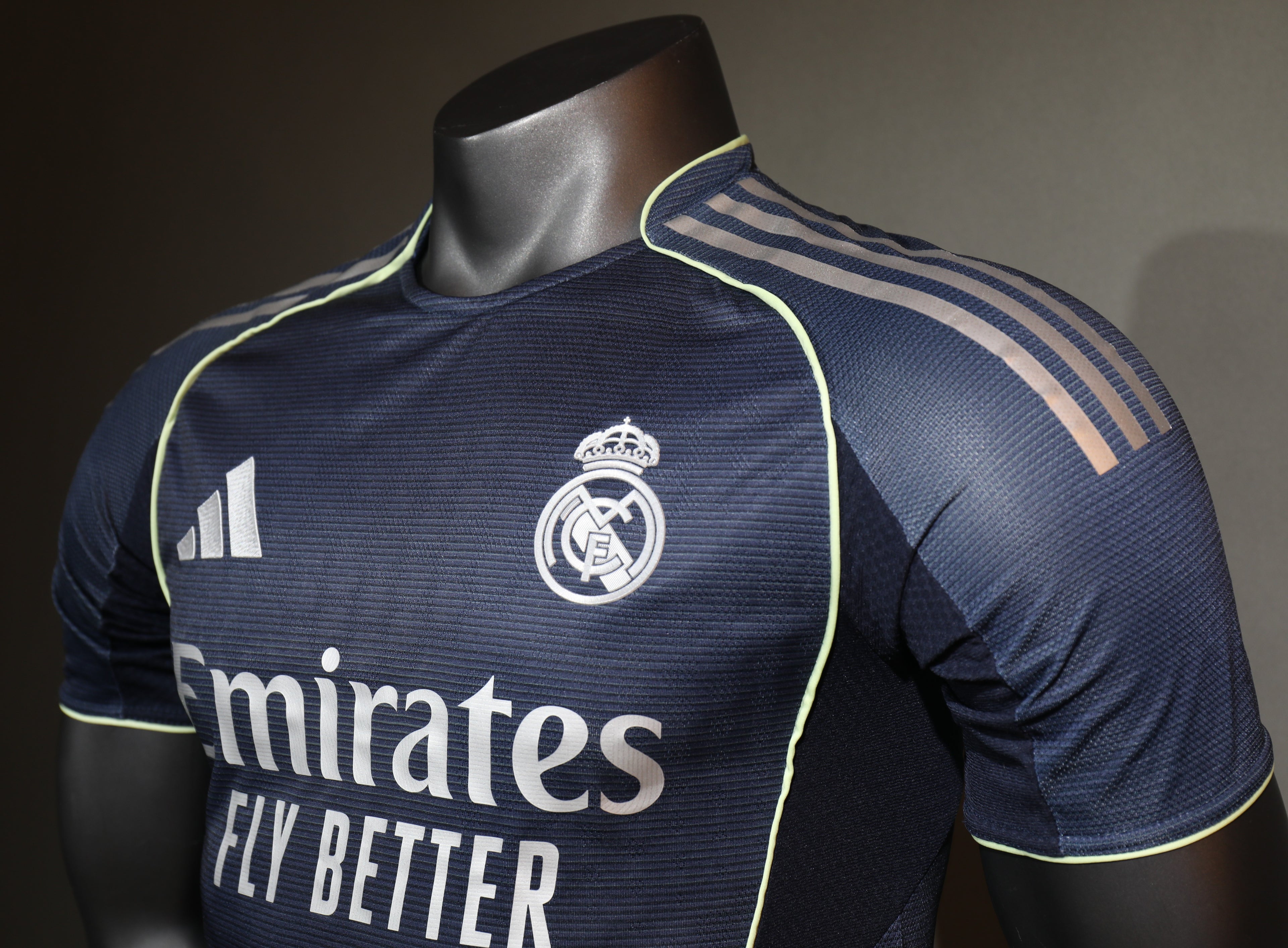 Real Madrid 2025/26 – Jersey Authentic Visitante de Manga Larga