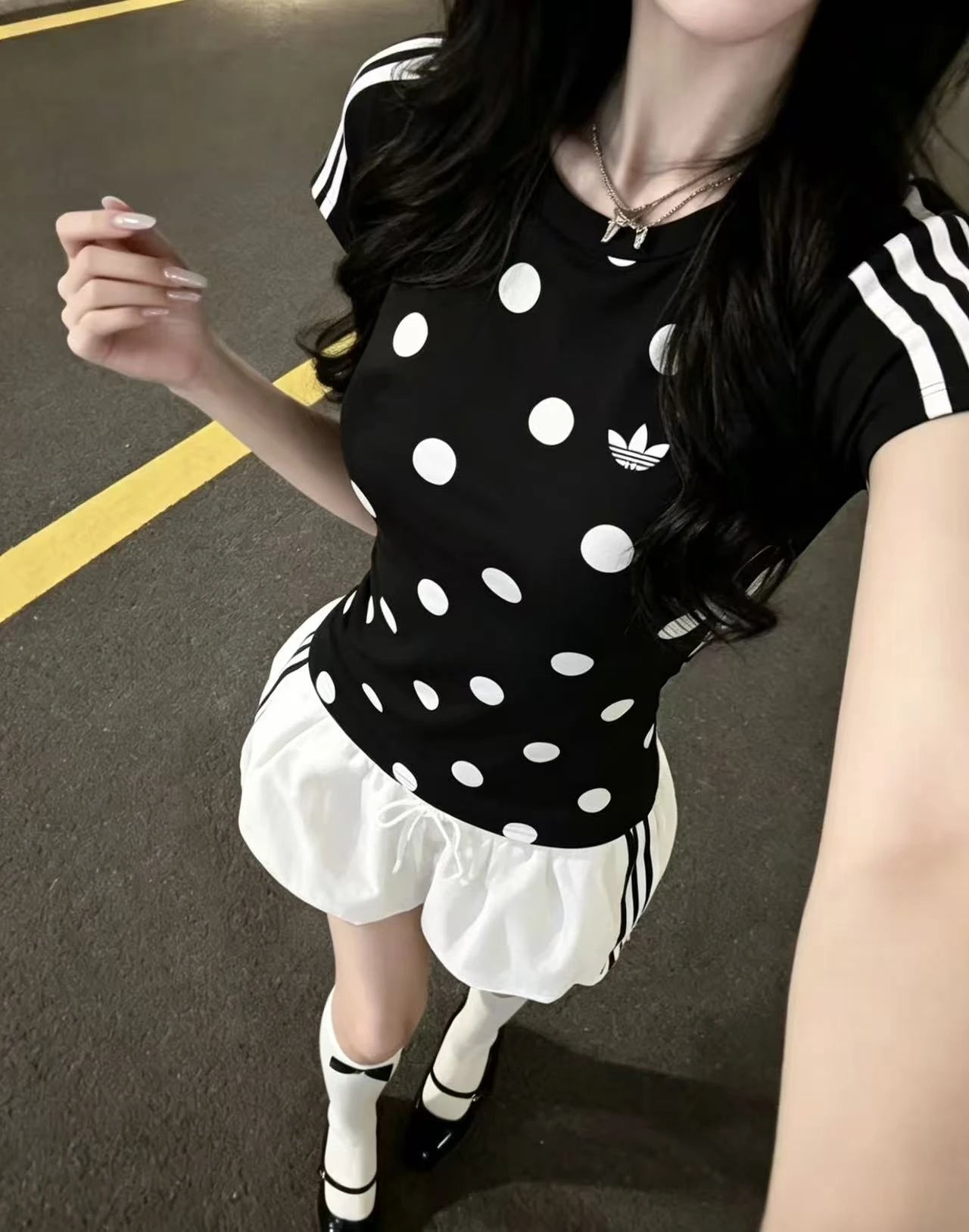 Playera adidas Polka Dot Slim mujer color negro con lunares